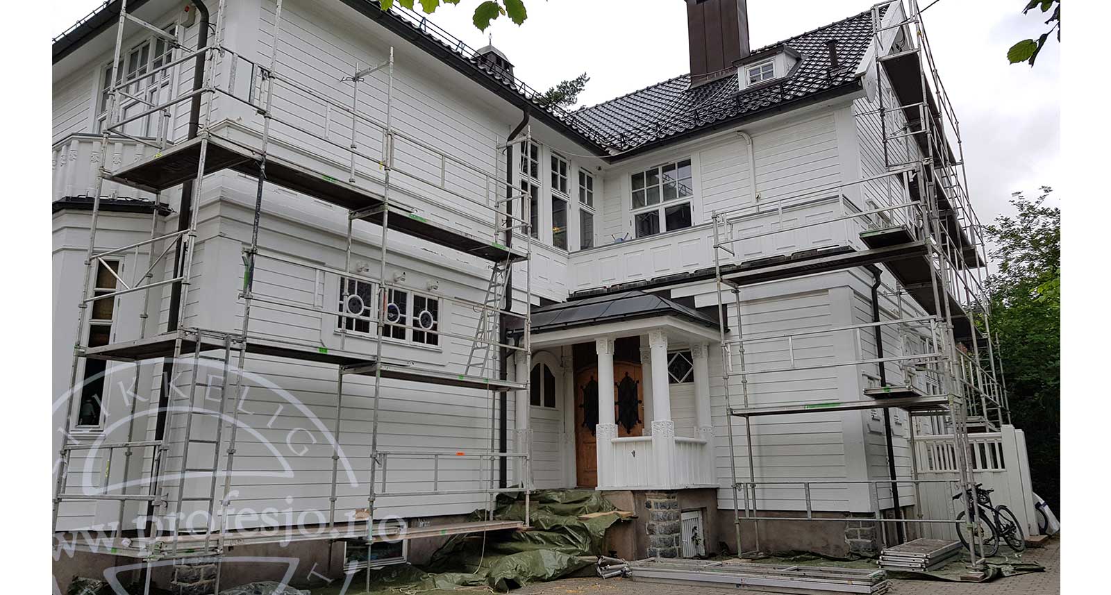 stort hvitt hus, male hus utvendig, malerfirma i Oslo