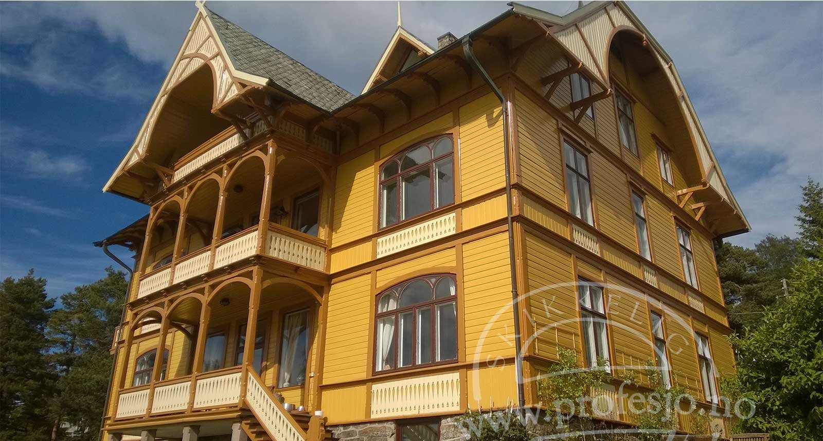 Unike-hus-malt-utvendig-av-vårt-malerfirma-i-fargen-gul-Oslo