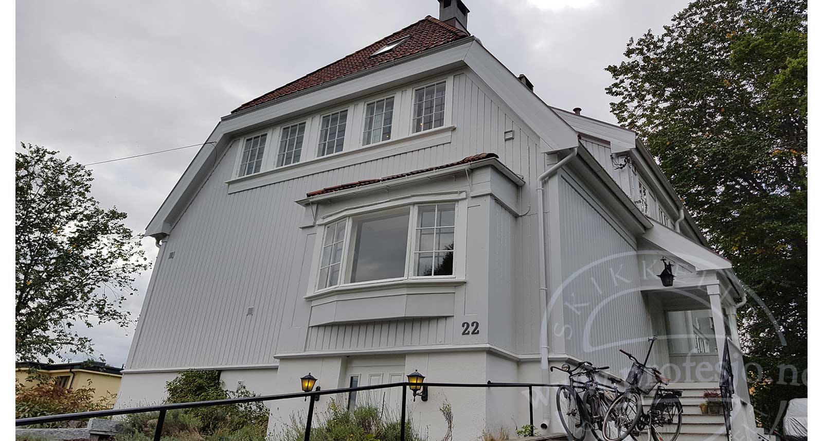 lys grå farge på det malte huset, sluttresultatet, et stort hus Oslo