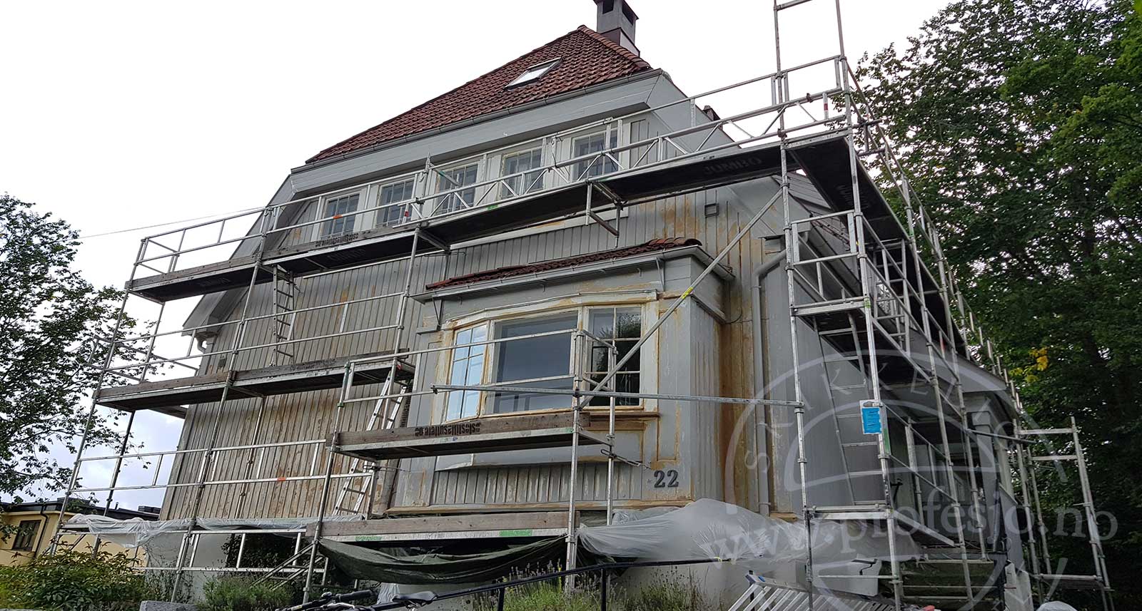 lys grå farge på det malte huset, forbered godt før maling