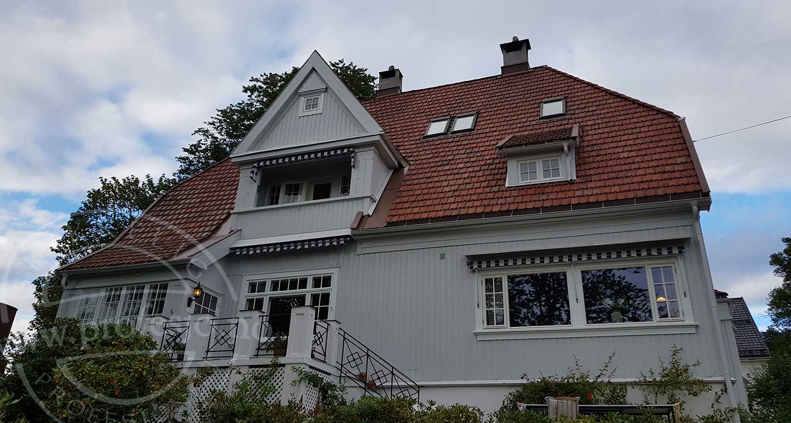 lys grå farge på det malte huset, sluttresultatet, et stort hus