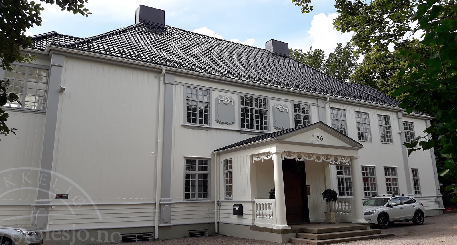 Fasademaling-på-et-stort-hus-utført-av-et-godt-malerfirma-Oslo