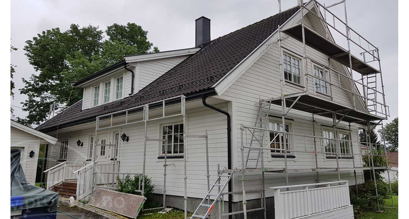 male-hus-utvendig-Berg-hus-hvit-fasademaling-by-profesjo-oslo 